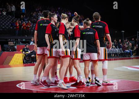 Anvers, Belgique. 11 février 2024. Des joueuses de Belgian Cats photographiées au début d'un match de basket-ball entre l'équipe nationale belge féminine 'The Belgian Cats' et le Nigeria, dimanche 11 février 2024 à Anvers, lors du tournoi de qualification de basket-ball féminin FIBA pour les Jeux olympiques d'été de 2024 à Paris, France. BELGA PHOTO VIRGINIE LEFOUR crédit : Belga News Agency/Alamy Live News Banque D'Images