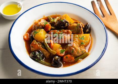 Ragoût de lapin avec pommes de terre, haricots verts, carottes et tomate. Banque D'Images