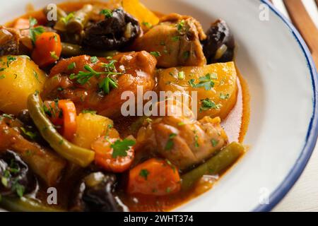 Ragoût de lapin avec pommes de terre, haricots verts, carottes et tomate. Banque D'Images