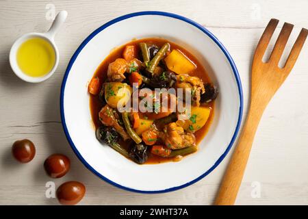 Ragoût de lapin avec pommes de terre, haricots verts, carottes et tomate. Banque D'Images