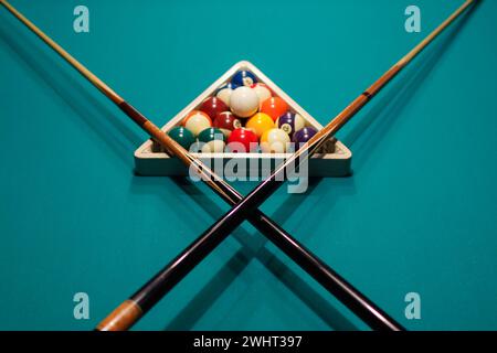 Boules d'accessoires de billard et queue sur une table de billard Banque D'Images