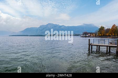 Automne Alpes montagne lac vue Mondsee, Salzkammergut, haute-Autriche. Banque D'Images