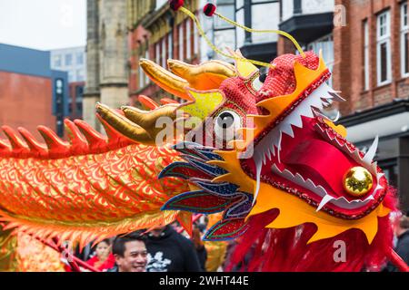 Gros plan sur le dragon magnifiquement décoré exécutant sa danse traditionnelle du dragon du nouvel an chinois à Liverpool vu le 11 février 2024. Banque D'Images