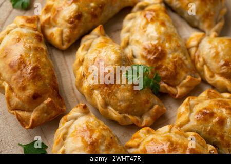 Cuisson de délicieuses empanadas argentines avec du poulet et des légumes. Banque D'Images