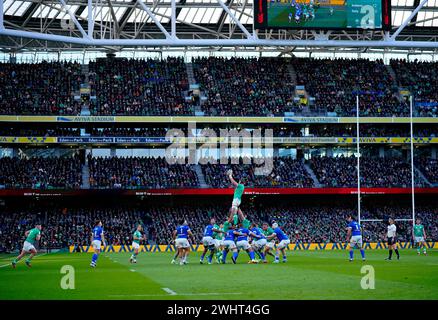 L'Irlandais James Ryan remporte la ligne de départ lors du Guinness six Nations match à l'Aviva Stadium de Dublin, en Irlande. Date de la photo : dimanche 11 février 2024. Banque D'Images