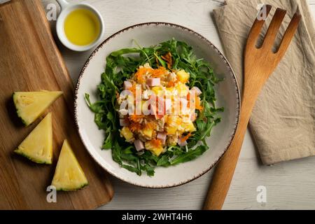 Salade de riz avec ananas, noix et roquette. Banque D'Images