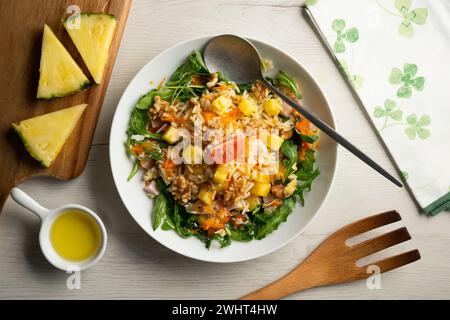 Salade de riz avec ananas, noix et roquette. Banque D'Images