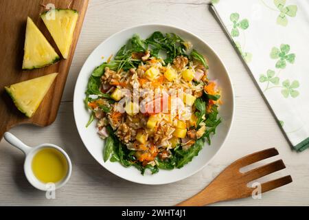 Salade de riz avec ananas, noix et roquette. Banque D'Images