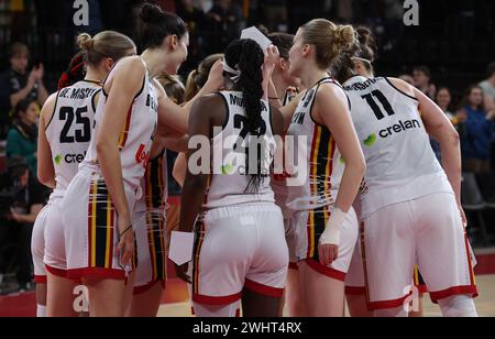 Anvers, Belgique. 11 février 2024. Des joueuses de Belgian Cats photographiées au début d'un match de basket-ball entre l'équipe nationale belge féminine 'The Belgian Cats' et le Nigeria, dimanche 11 février 2024 à Anvers, lors du tournoi de qualification de basket-ball féminin FIBA pour les Jeux olympiques d'été de 2024 à Paris, France. BELGA PHOTO VIRGINIE LEFOUR crédit : Belga News Agency/Alamy Live News Banque D'Images