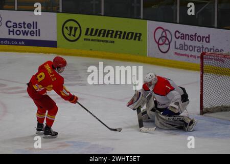 Cardiff, 11 février 2024. Zhang Zesen marque un penalty pour la Chine contre la Serbie dans un match de qualification olympique de hockey sur glace au Vindico Arena, Cardiff. Crédit : Colin Edwards/Alamy Live News. Banque D'Images