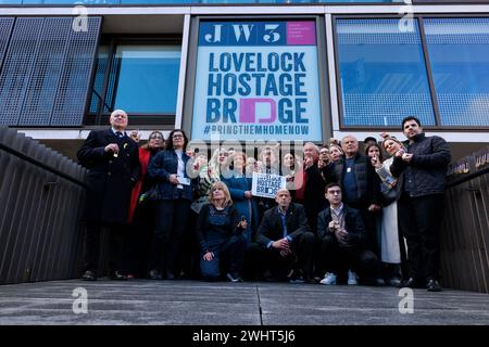 Nouvelle installation de Lovelock Hostage Bridge au JW3 London’s Jewish Community Centre pour montrer l’amour et la solidarité envers les otages détenus par le Hamas à Gaza. Banque D'Images