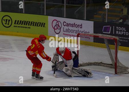 Cardiff, 11 février 2024. Zhang Zesen marque un penalty pour la Chine contre la Serbie dans un match de qualification olympique de hockey sur glace au Vindico Arena, Cardiff. Crédit : Colin Edwards/Alamy Live News. Banque D'Images