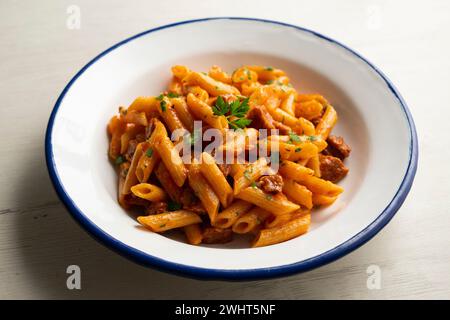 Plat de macaronis avec sauce tomate et chorizo espagnol. Banque D'Images