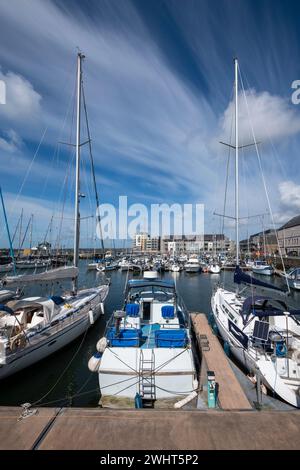 Bateaux amarrés dans la marina Victoria Dock à Caernarfon sur la côte nord du pays de Galles. Banque D'Images
