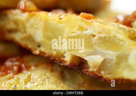 Gros plan sur l'appétissante omelette espagnole ou Tortilla de Patatas Banque D'Images