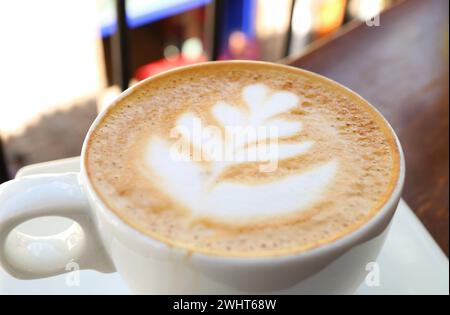 Gros plan sur le café cappuccino mousseux et le magnifique Latte art. Banque D'Images