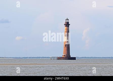 Phare de Morris Island vu depuis Lighthouse Inlet Heritage Preserve à l'extrémité nord de Folly Island, Caroline du Sud Banque D'Images