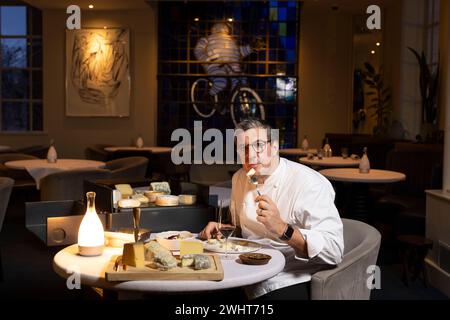 Portraits de Claude Bosi avec le chariot à fromage et le cheeseboard au restaurant Bibendum, Michelin House, South Kensington, Londres, Royaume-Uni Banque D'Images