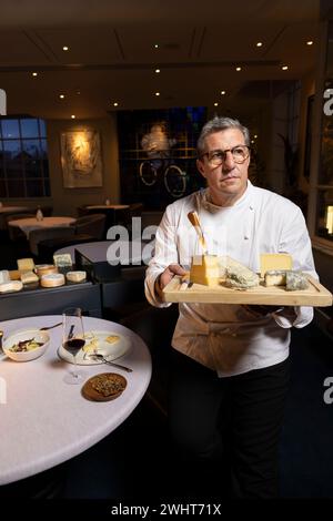 Portraits de Claude Bosi avec le chariot à fromage et le cheeseboard au restaurant Bibendum, Michelin House, South Kensington, Londres, Royaume-Uni Banque D'Images