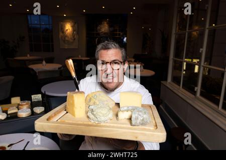 Portraits de Claude Bosi avec le chariot à fromage et le cheeseboard au restaurant Bibendum, Michelin House, South Kensington, Londres, Royaume-Uni Banque D'Images