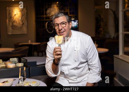 Portraits de Claude Bosi avec le chariot à fromage et le cheeseboard au restaurant Bibendum, Michelin House, South Kensington, Londres, Royaume-Uni Banque D'Images