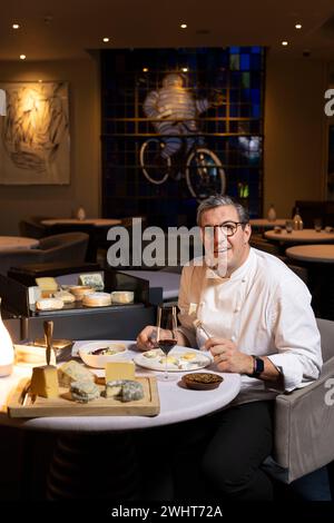 Portraits de Claude Bosi avec le chariot à fromage et le cheeseboard au restaurant Bibendum, Michelin House, South Kensington, Londres, Royaume-Uni Banque D'Images