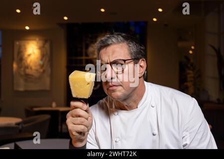 Portraits de Claude Bosi avec le chariot à fromage et le cheeseboard au restaurant Bibendum, Michelin House, South Kensington, Londres, Royaume-Uni Banque D'Images