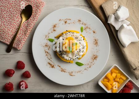 Riz collant à la mangue. Riz collant cuit avec du lait de coco avec des fruits frais. Banque D'Images