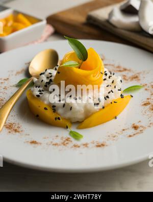 Riz collant à la mangue. Riz collant cuit avec du lait de coco avec des fruits frais. Banque D'Images