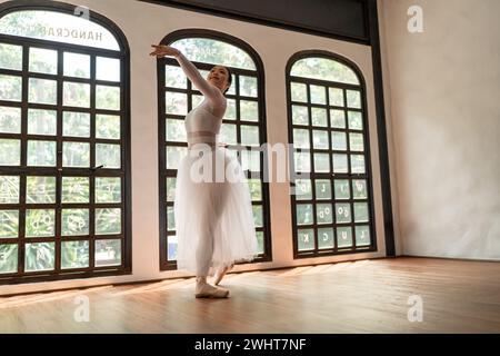 Danseuse de ballet asiatique girlÂ performance créative avec jupe blanche démontrant les compétences de danse jeune gracefulÂ formation de ballerine Banque D'Images