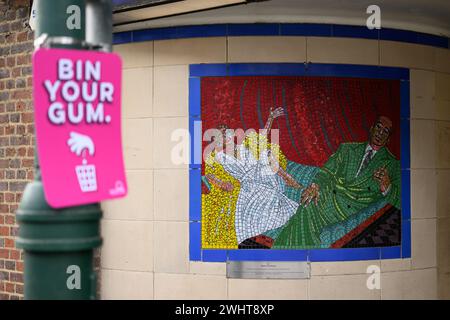 9 février 2024. Des mosaïques représentant des films d'Alfred Hitchcock ornent les murs de la station de métro Central Line de Leytonstone dans l'est de Londres. Le célèbre réalisateur est né le 13 août 1899 au 517 Leytonstone High Road. Banque D'Images