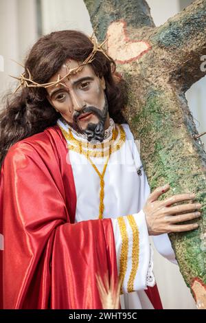 Antigua, Guatemala. Sculpture de Jésus portant la Croix. Église de San Jose (Cathédrale de Santiago) (St. James). Banque D'Images