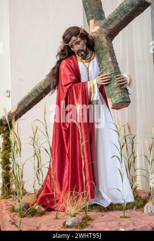 Antigua, Guatemala. Sculpture de Jésus portant la Croix. Église de San Jose (Cathédrale de Santiago) (St. James). Banque D'Images