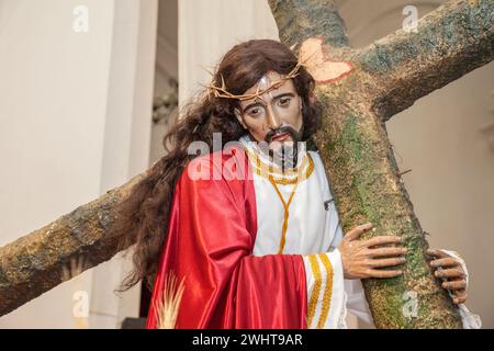 Antigua, Guatemala. Sculpture de Jésus portant la Croix. Église de San Jose (Cathédrale de Santiago) (St. James). Banque D'Images