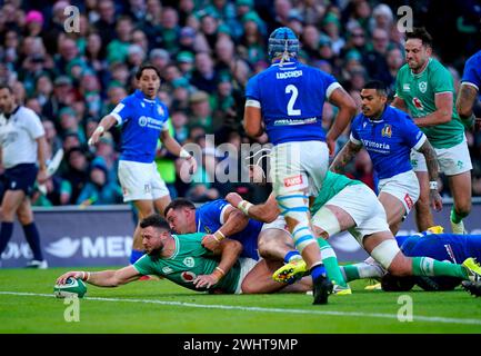 L'Irlandais Robbie Henshaw marque un essai mais il est exclu après une critique lors du Guinness six Nations match à l'Aviva Stadium à Dublin, en Irlande. Date de la photo : dimanche 11 février 2024. Banque D'Images