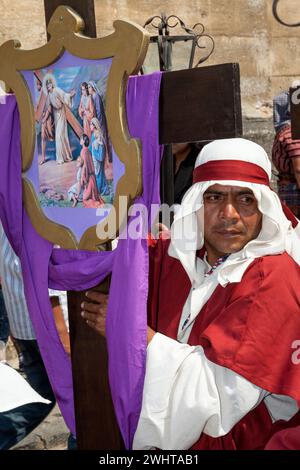 Antigua, Guatemala. Pénitent dans une procession Semana Santa. Banque D'Images