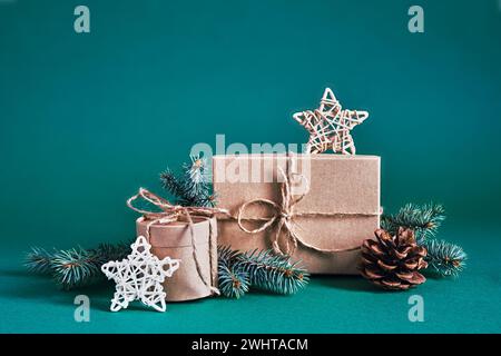 Composition de boîtes cadeaux durables de Noël avec décor naturel sur fond bleu vert. Noël zéro déchet, jour de boxe et w Banque D'Images