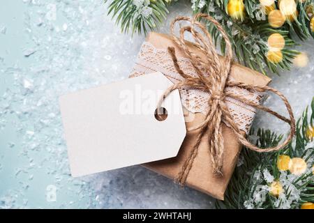 Coffret cadeau emballé dans du papier, décoré avec dentelle et ficelle. Décoration de Noël écologique avec maquette d'étiquette vierge Banque D'Images