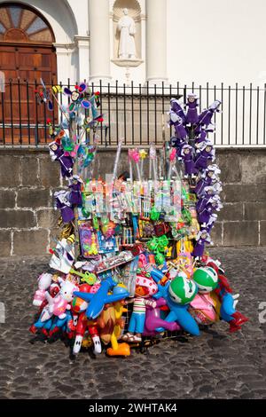 Antigua, Guatemala. Présentoir de jouets, ballons et poupées Cucurucho du fournisseur. Santa Semana. Banque D'Images