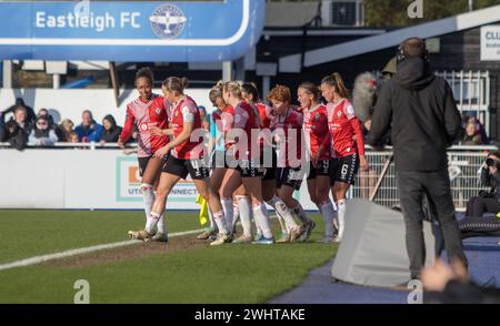 Eastleigh, Royaume-Uni. 11 février 2024. Les joueurs de Southampton célèbrent leur égaliseur lors du match de la FA Cup Adobe Womens entre Southampton et Manchester United au Silverlake Stadium, à Eastleigh. (Tom Phillips/SPP) crédit : photo de presse sportive SPP. /Alamy Live News Banque D'Images