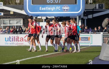 Eastleigh, Royaume-Uni. 11 février 2024. Les joueurs de Southampton célèbrent leur égaliseur lors du match de la FA Cup Adobe Womens entre Southampton et Manchester United au Silverlake Stadium, à Eastleigh. (Tom Phillips/SPP) crédit : photo de presse sportive SPP. /Alamy Live News Banque D'Images