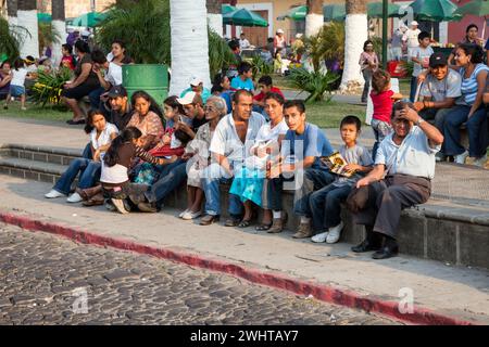 Antigua, Guatemala. Les résidents locaux attendent une procession pour passer le vendredi Saint, Semana Santa. Banque D'Images