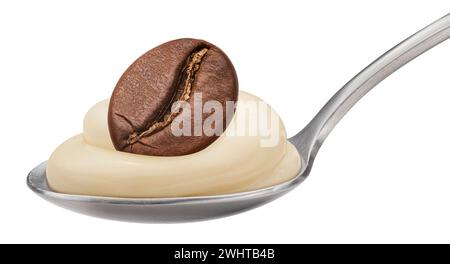 Cuillère de crème de café caramel fouetté isolé sur fond blanc Banque D'Images