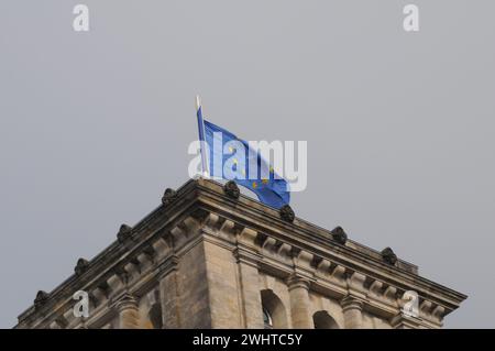 Berlin /Allemagne . 05 mars 2019. Des drapeaux allemands et européens flottent au-dessus du bundestag allemand ou du reichtag et du parlement allemand dans la capitale allemande Berlin Gernman. (Photo..Francis Joseph Dean / DeanPictures. Banque D'Images