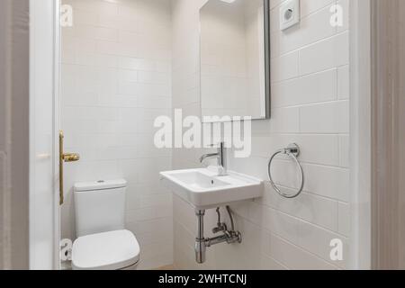 Petite salle de bains carrelée blanche avec des luminaires modernes Banque D'Images