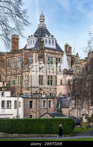 Vue de la flèche du bâtiment de la bibliothèque centrale depuis le kirkyard ou le cimetière de Greyfriar, Édimbourg, Écosse, Royaume-Uni Banque D'Images