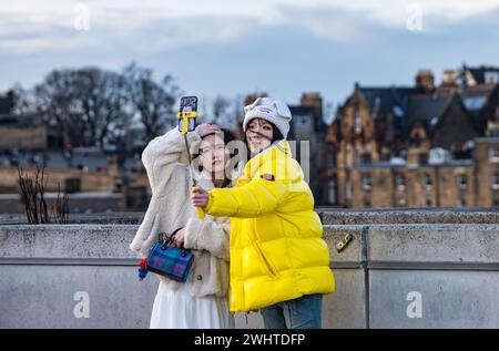 Touristes de fille asiatique prenant une photo à l'aide d'un bâton selfie de l'horizon de la ville d'Édimbourg, Écosse, Royaume-Uni Banque D'Images