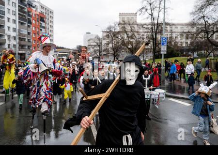 Prague, République tchèque. 11 février 2024. Le cortège du carnaval de Zizkov (carnaval slave) a eu lieu à Prague, en République tchèque, le 11 février 2024. Crédit : Ondrej Deml/CTK photo/Alamy Live News Banque D'Images