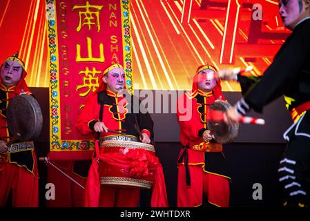 Londres, Royaume-Uni. 11 février 2024. Des danseurs vêtus de costumes se produisent pendant le nouvel an chinois 2024 - année du Dragon à Trafalgar Square. Le nouvel an chinois, également connu sous le nom de célébration du nouvel an lunaire, a été une représentation spectaculaire à Trafalgar Square. Crédit : SOPA images Limited/Alamy Live News Banque D'Images