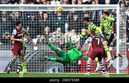 Londres, Royaume-Uni. 11 février 2024. OBJECTIF. William Saliba (Arsenal, 2ème à droite) saute pour le premier but Arsenal lors du match de West Ham vs Arsenal premier League au London Stadium Stratford. Cette image est RÉSERVÉE à UN USAGE ÉDITORIAL. Licence exigée du Football DataCo pour toute autre utilisation. Crédit : MARTIN DALTON/Alamy Live News Banque D'Images